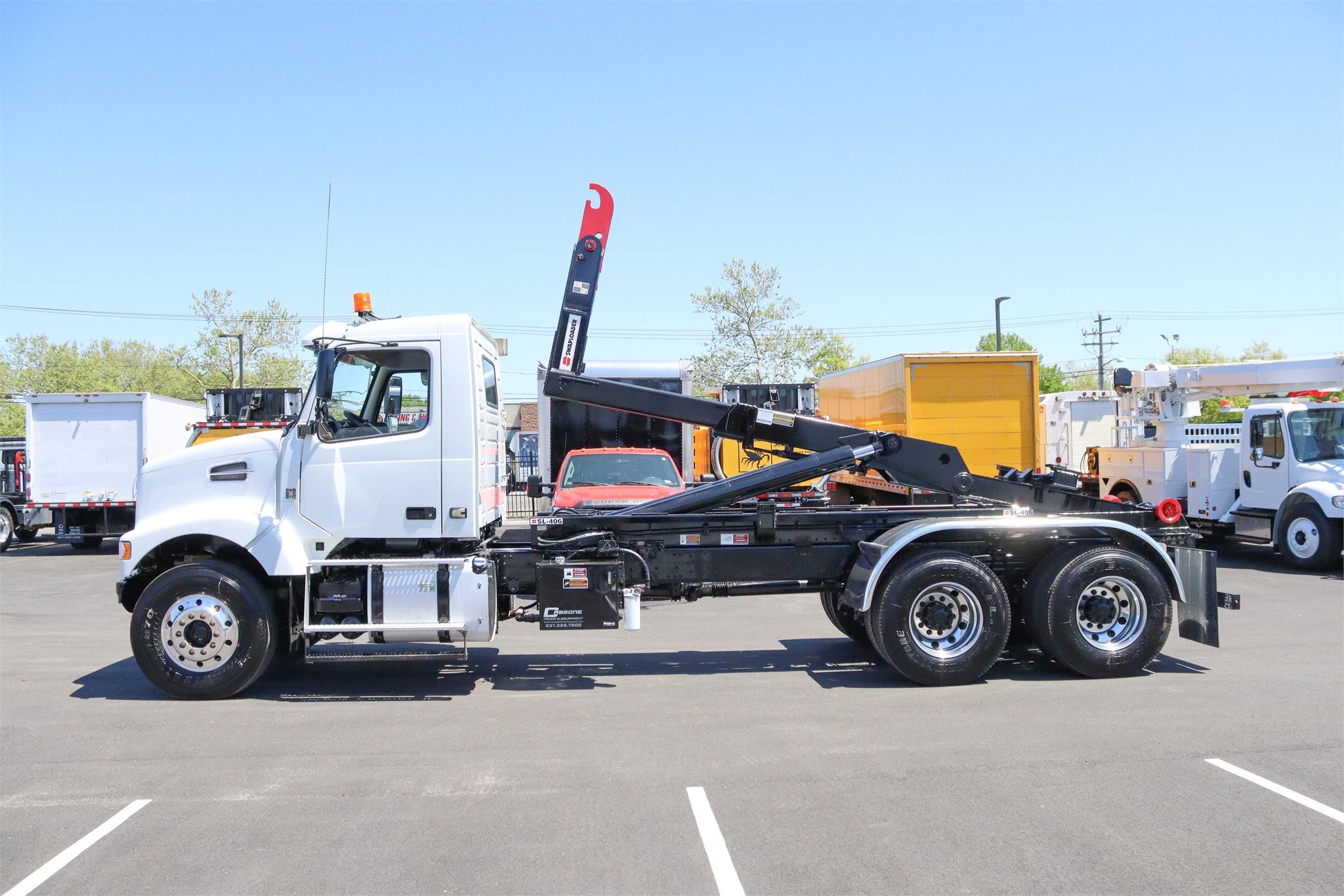 2013 VOLVO VHD42B200 - image 2 of 6