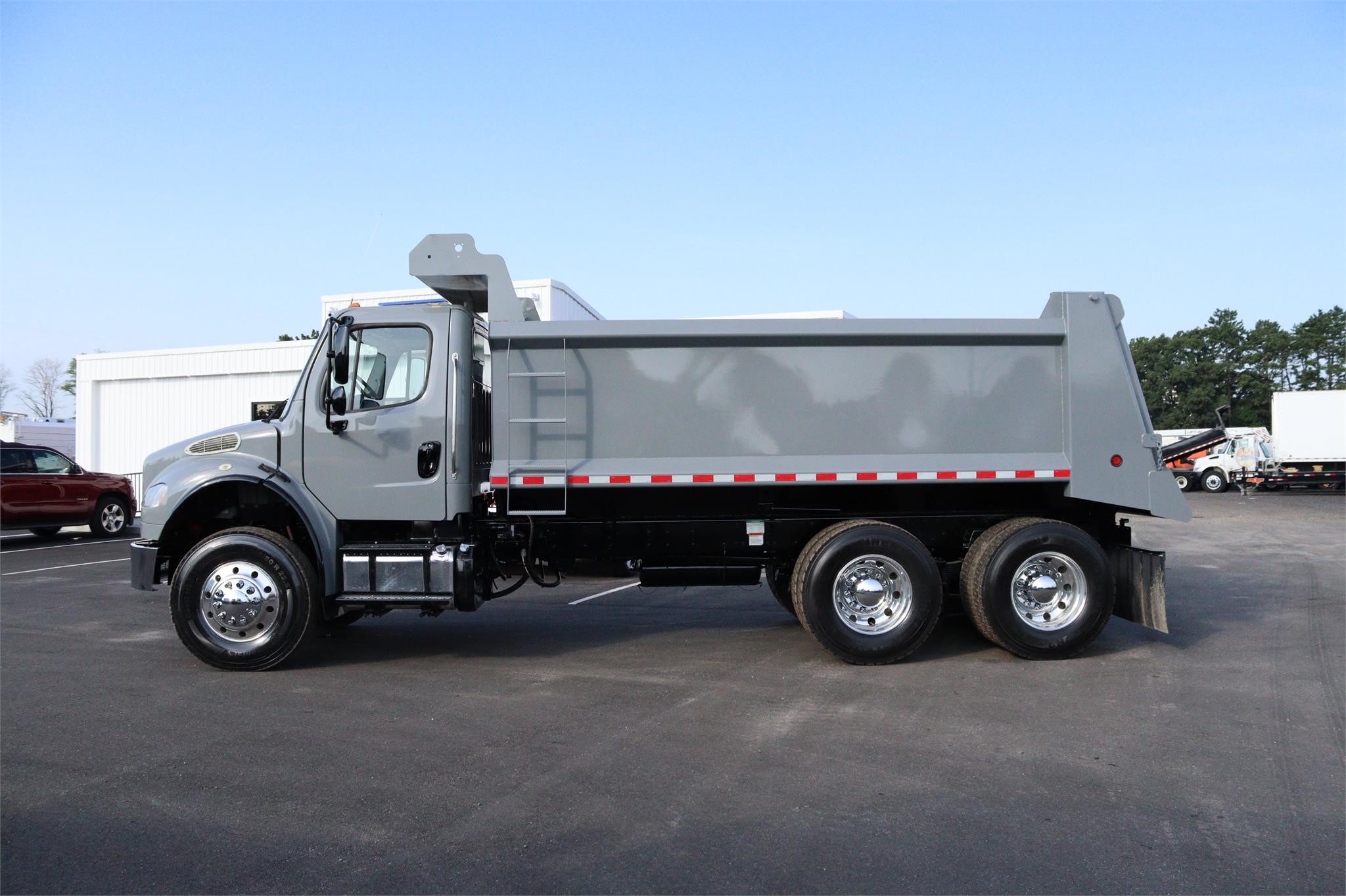 2013 FREIGHTLINER BUSINESS CLASS M2 106 - image 2 of 6