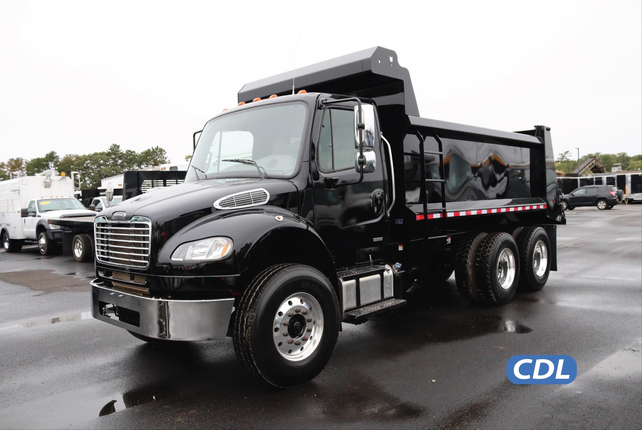 2011 FREIGHTLINER BUSINESS CLASS M2 106 - image 1 of 6