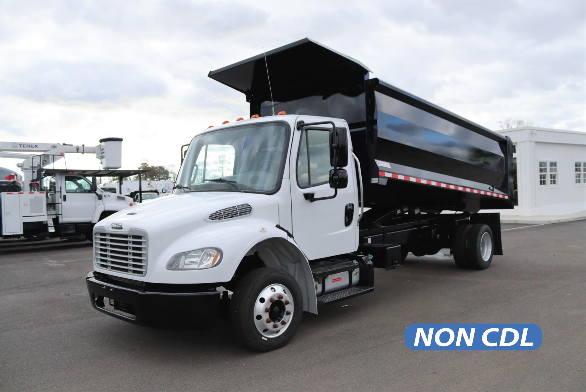 2017 FREIGHTLINER BUSINESS CLASS M2 106 - image 1 of 6