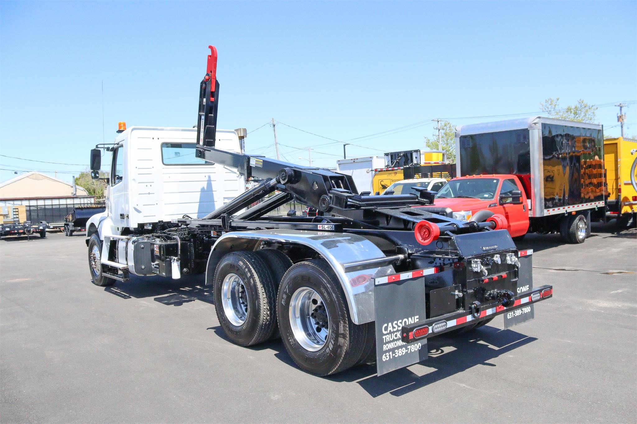 2013 VOLVO VHD - image 3 of 6