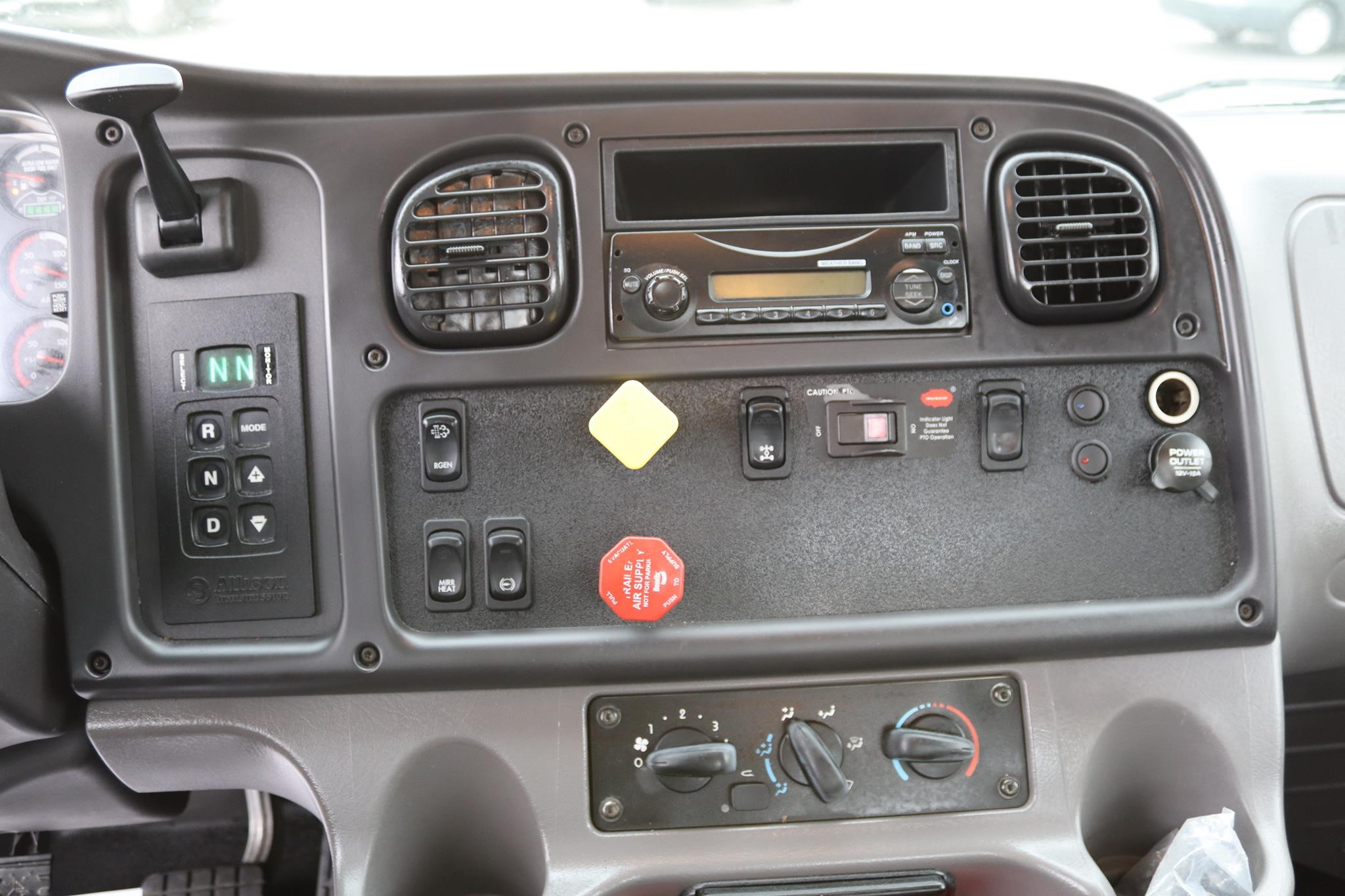 2014 FREIGHTLINER BUSINESS CLASS M2 106 10023824802 2014 FREIGHTLINER BUSINESS CLASS M2 106 10023824802