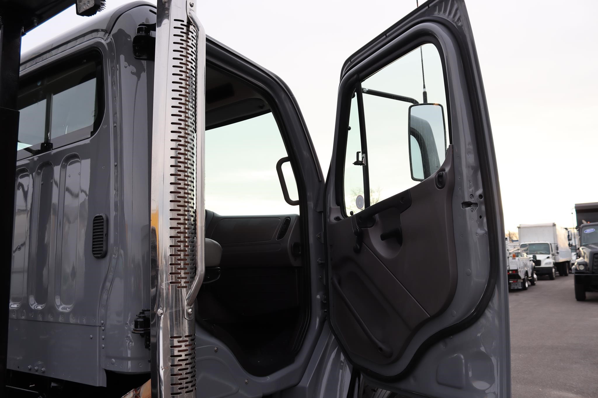 2014 FREIGHTLINER BUSINESS CLASS M2 106 10023824881 2014 FREIGHTLINER BUSINESS CLASS M2 106 10023824881