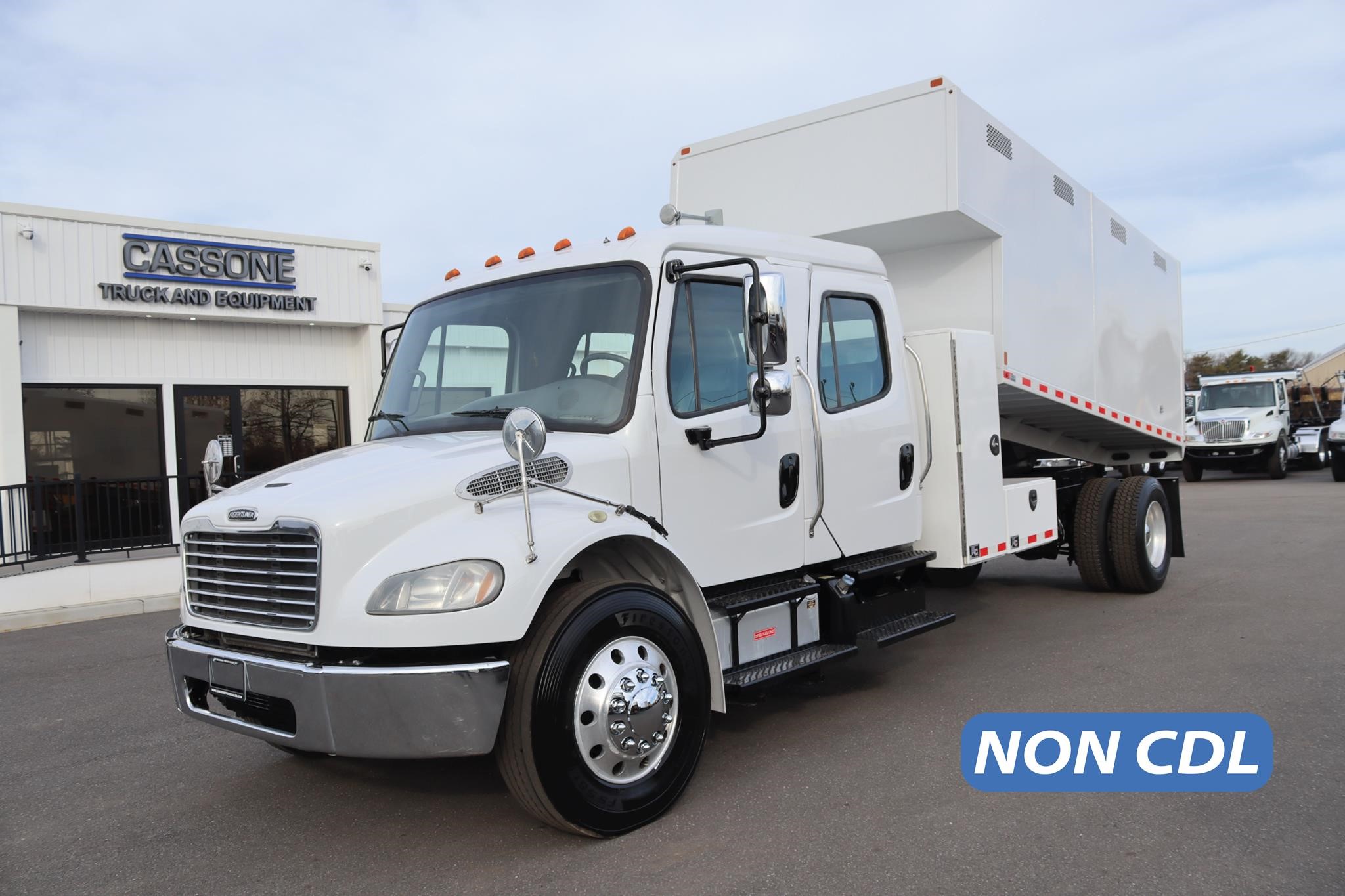 2017 FREIGHTLINER BUSINESS CLASS M2 106 2017 FREIGHTLINER BUSINESS CLASS M2 106 - image 1 of 6