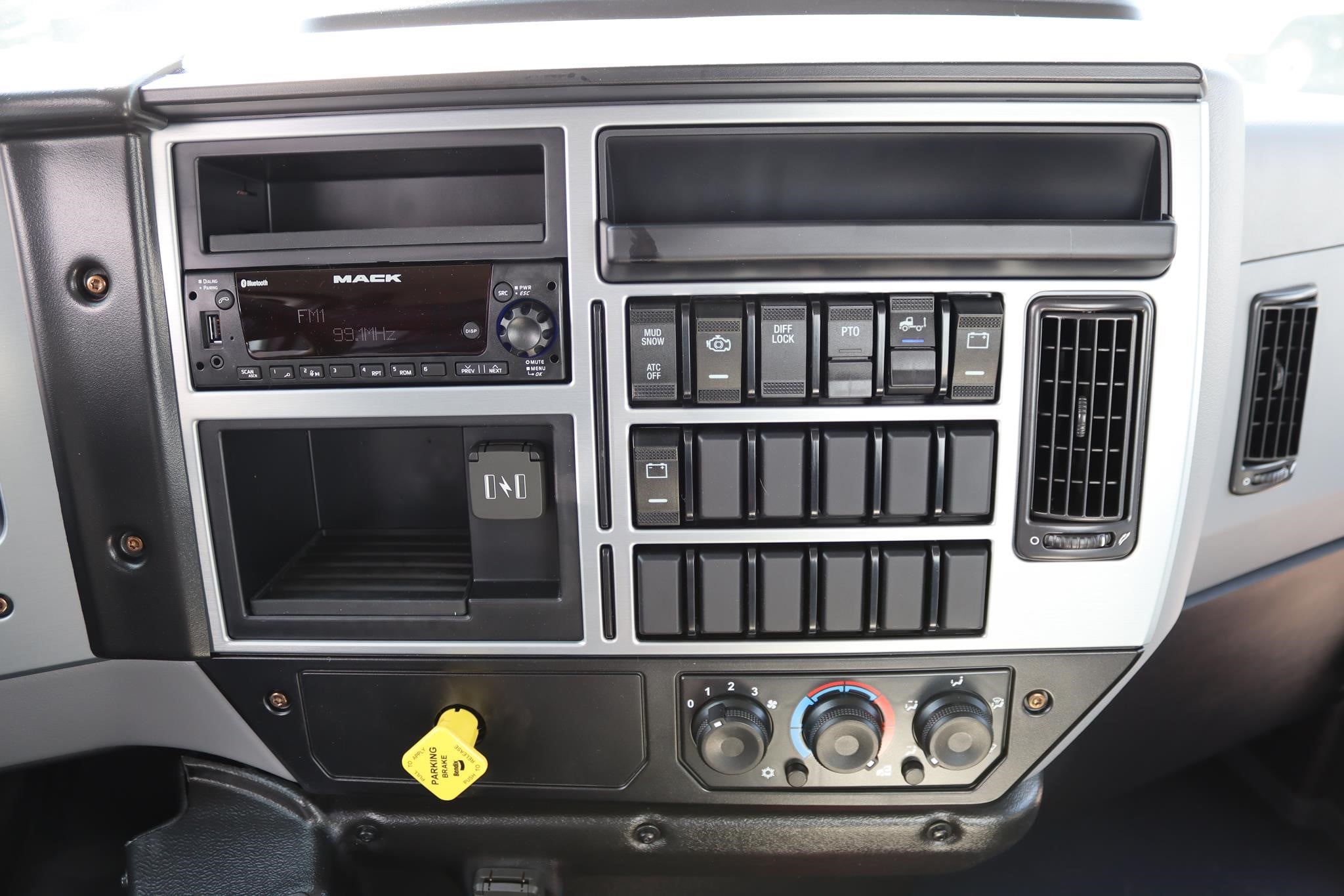 2027 MACK MD6 11013292878 2027 MACK MD6 11013292878