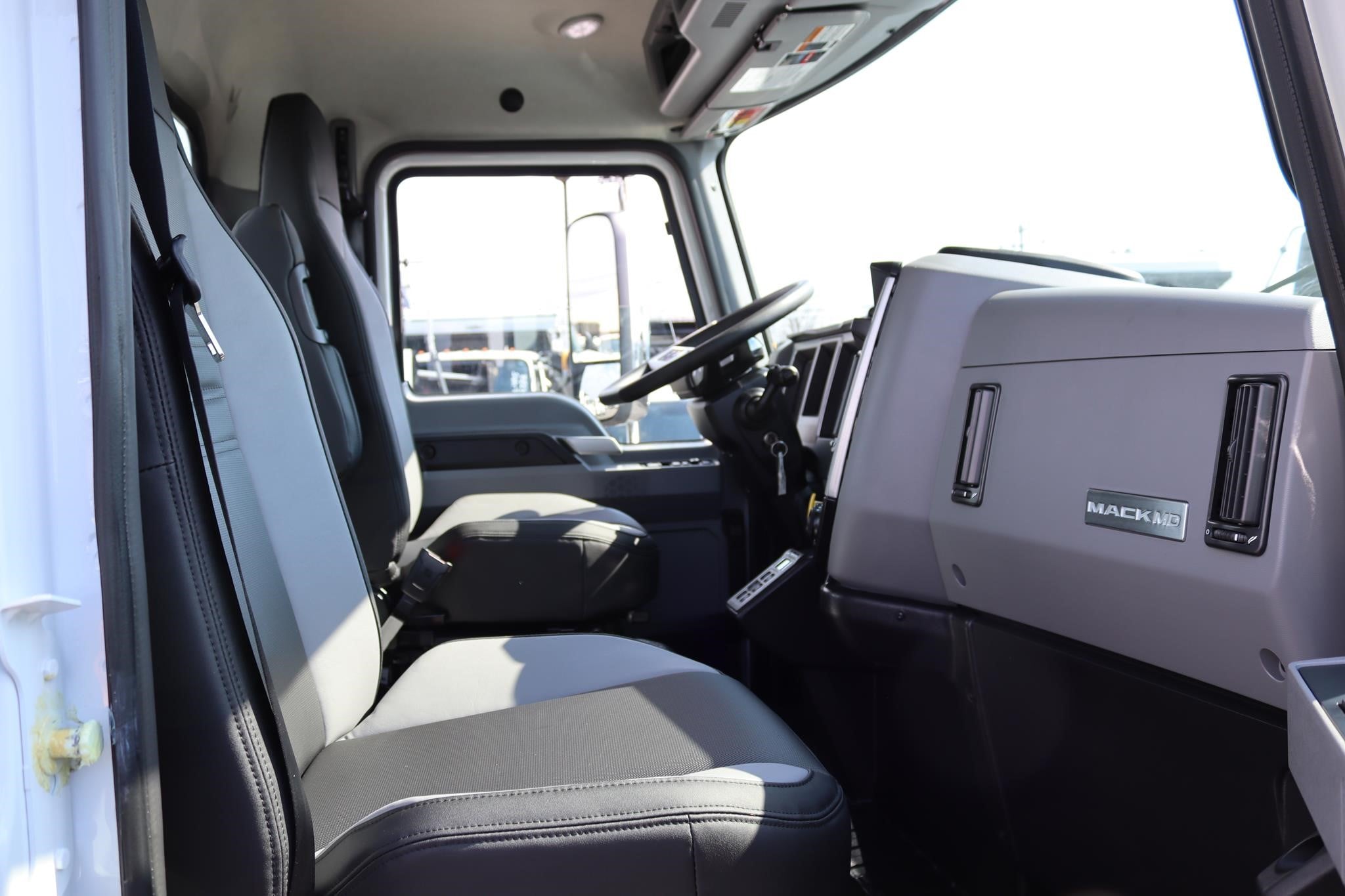 2027 MACK MD6 11013293207 2027 MACK MD6 11013293207