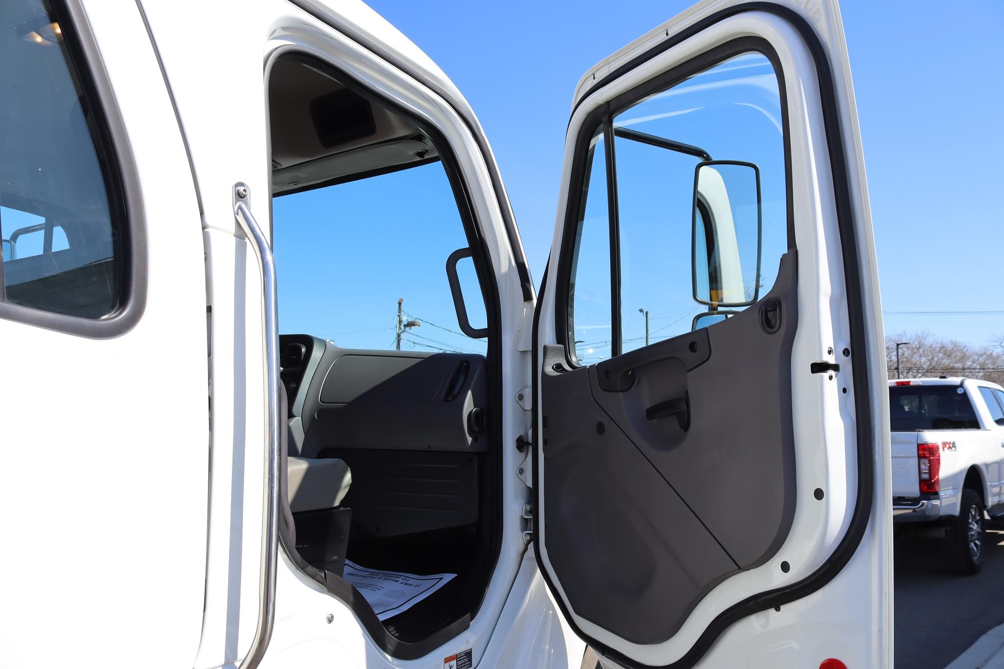 2017 FREIGHTLINER BUSINESS CLASS M2 106 11016770527 2017 FREIGHTLINER BUSINESS CLASS M2 106 11016770527
