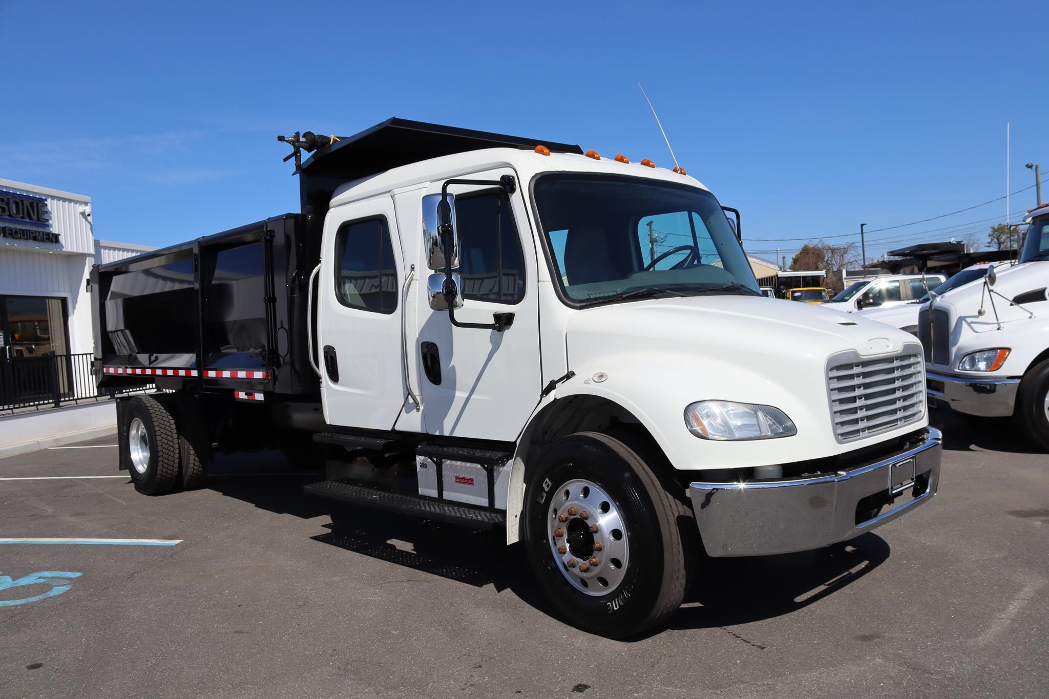 2017 FREIGHTLINER BUSINESS CLASS M2 106 - image 4 of 6