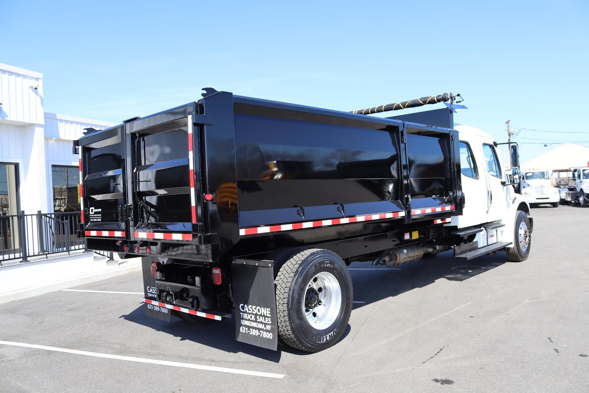 2017 FREIGHTLINER BUSINESS CLASS M2 106 - image 2 of 6