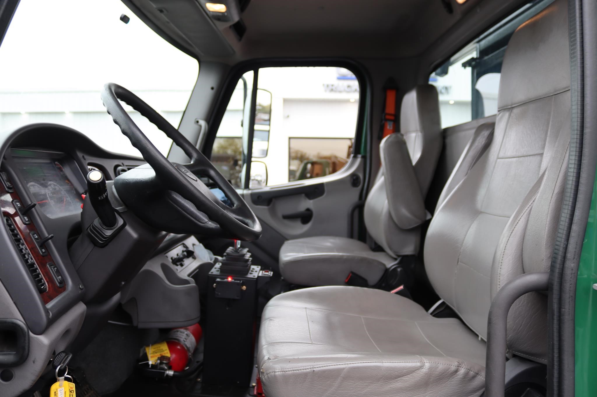 2019 FREIGHTLINER BUSINESS CLASS M2 106 2019 FREIGHTLINER BUSINESS CLASS M2 106 - image 2 of 6
