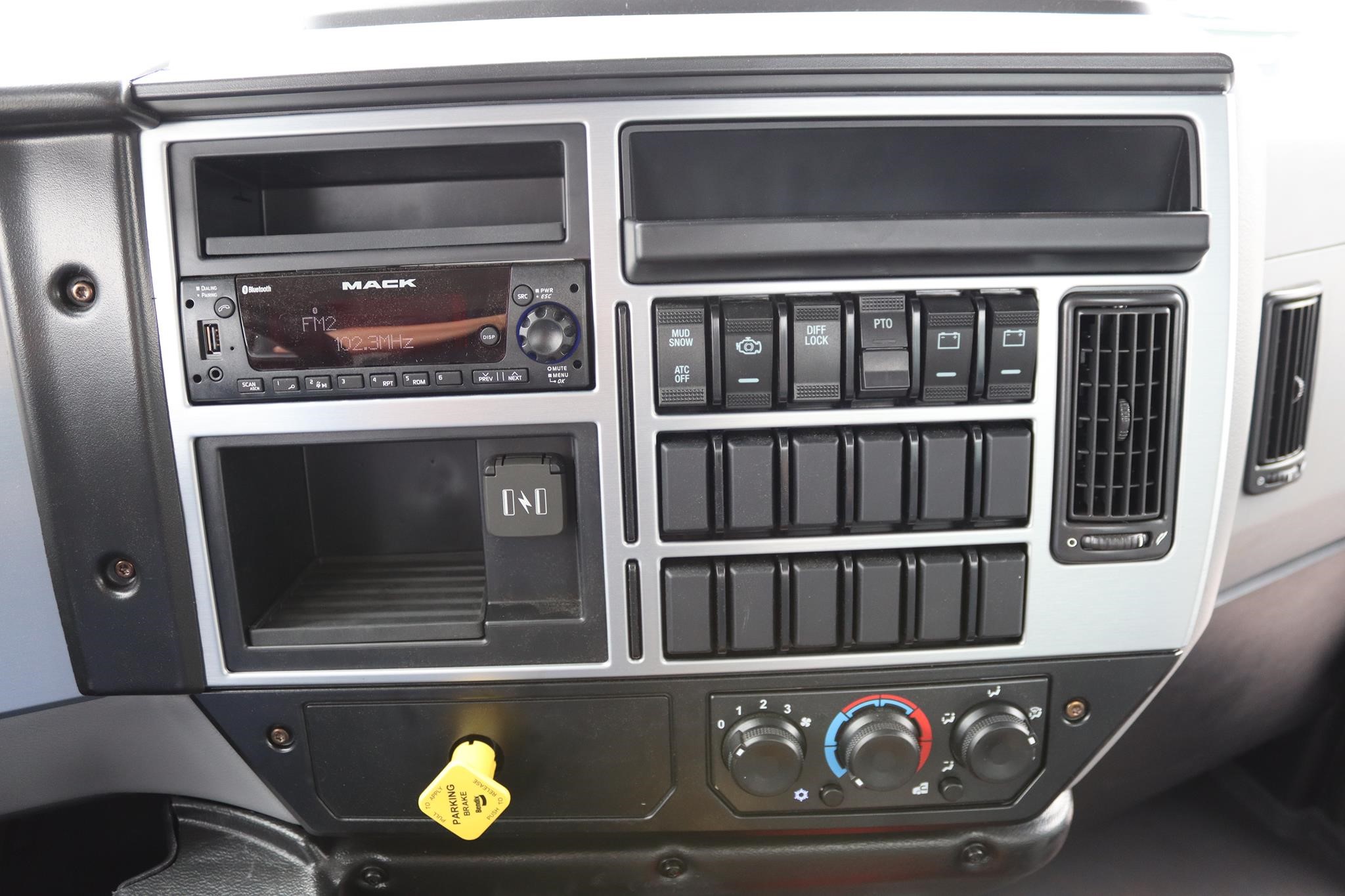 2027 MACK MD7 11031121757 2027 MACK MD7 11031121757