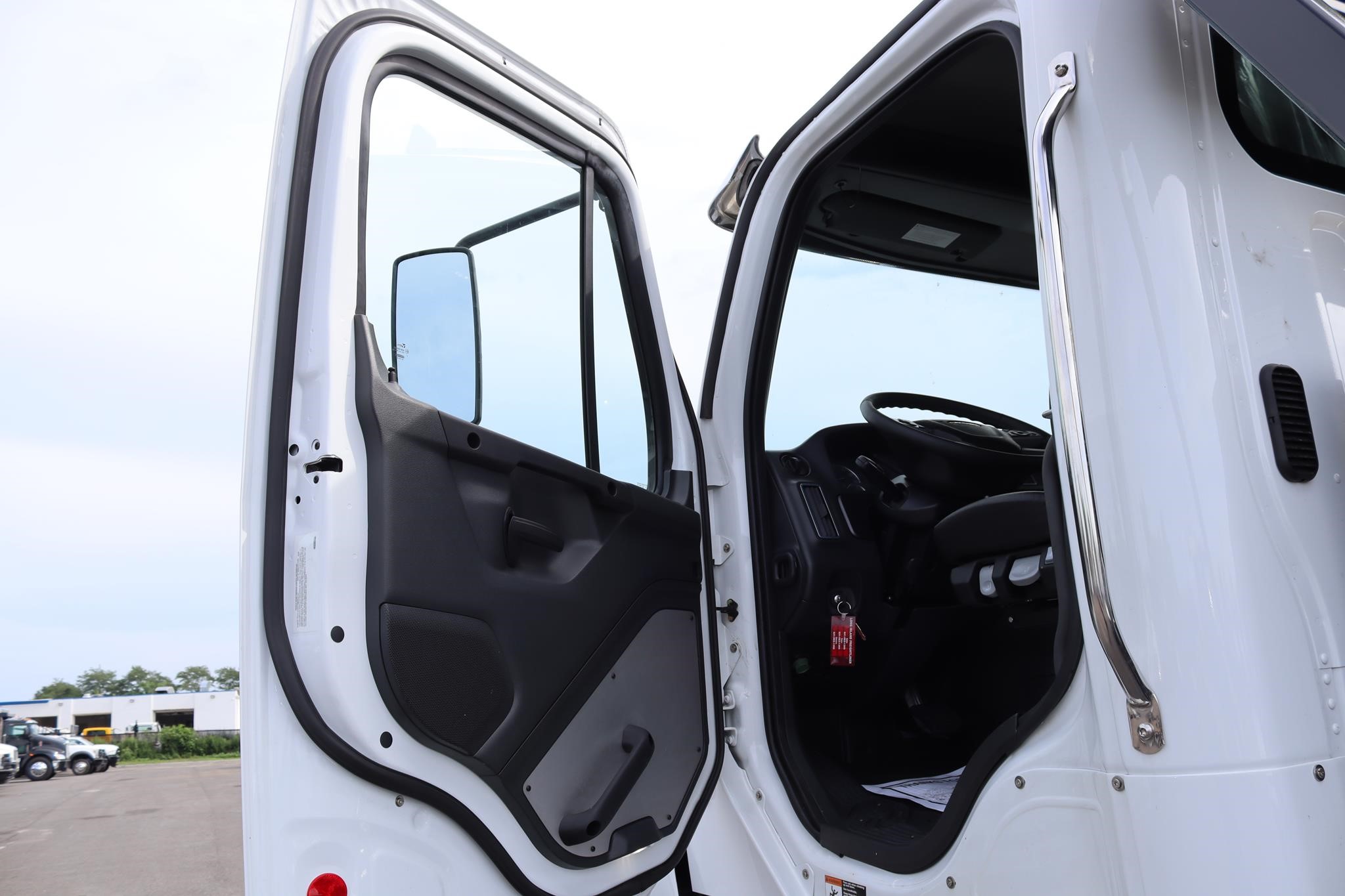 2027 FREIGHTLINER 114SD PLUS 11033527306 2027 FREIGHTLINER 114SD PLUS 11033527306