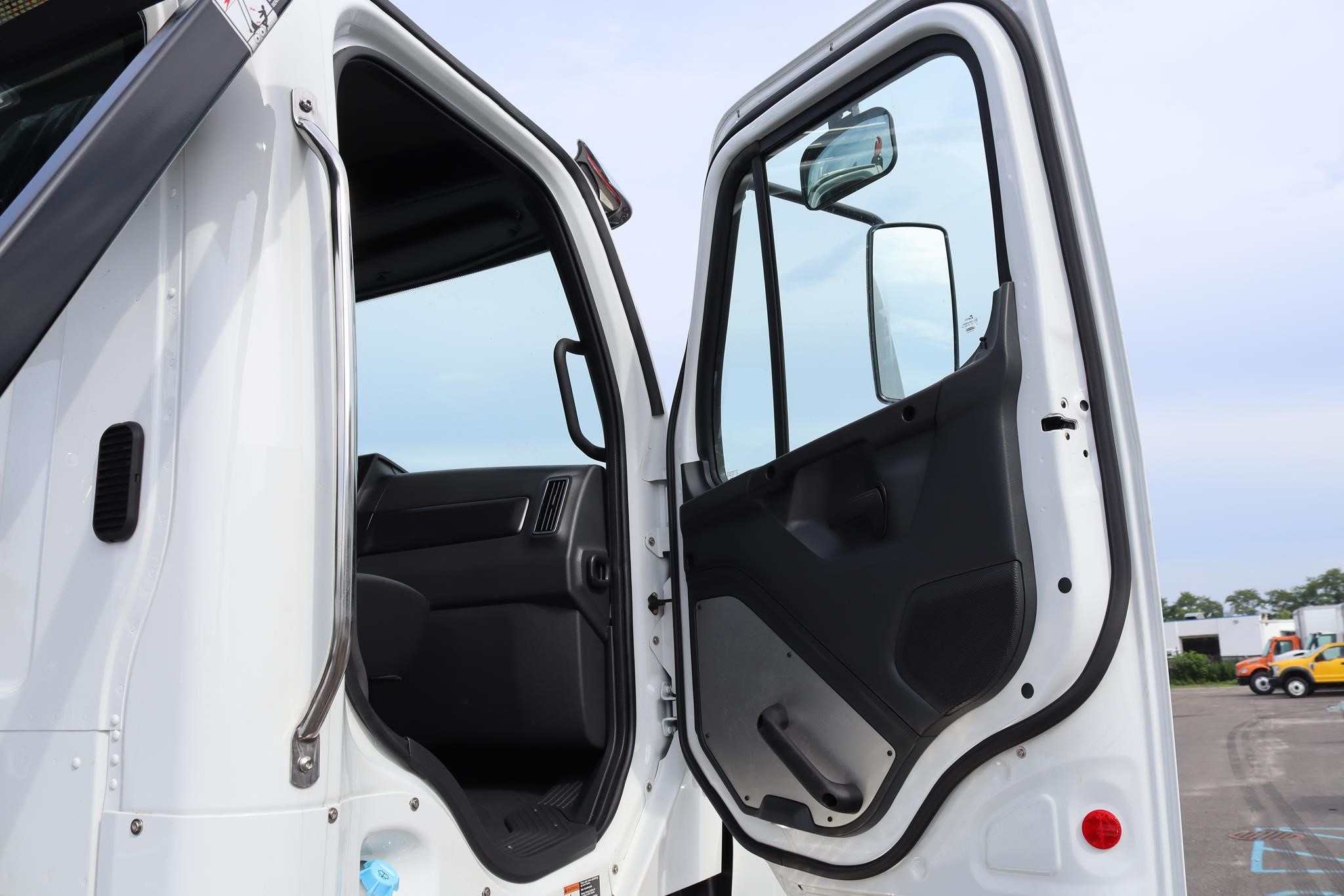 2027 FREIGHTLINER 114SD PLUS 11033527411 2027 FREIGHTLINER 114SD PLUS 11033527411