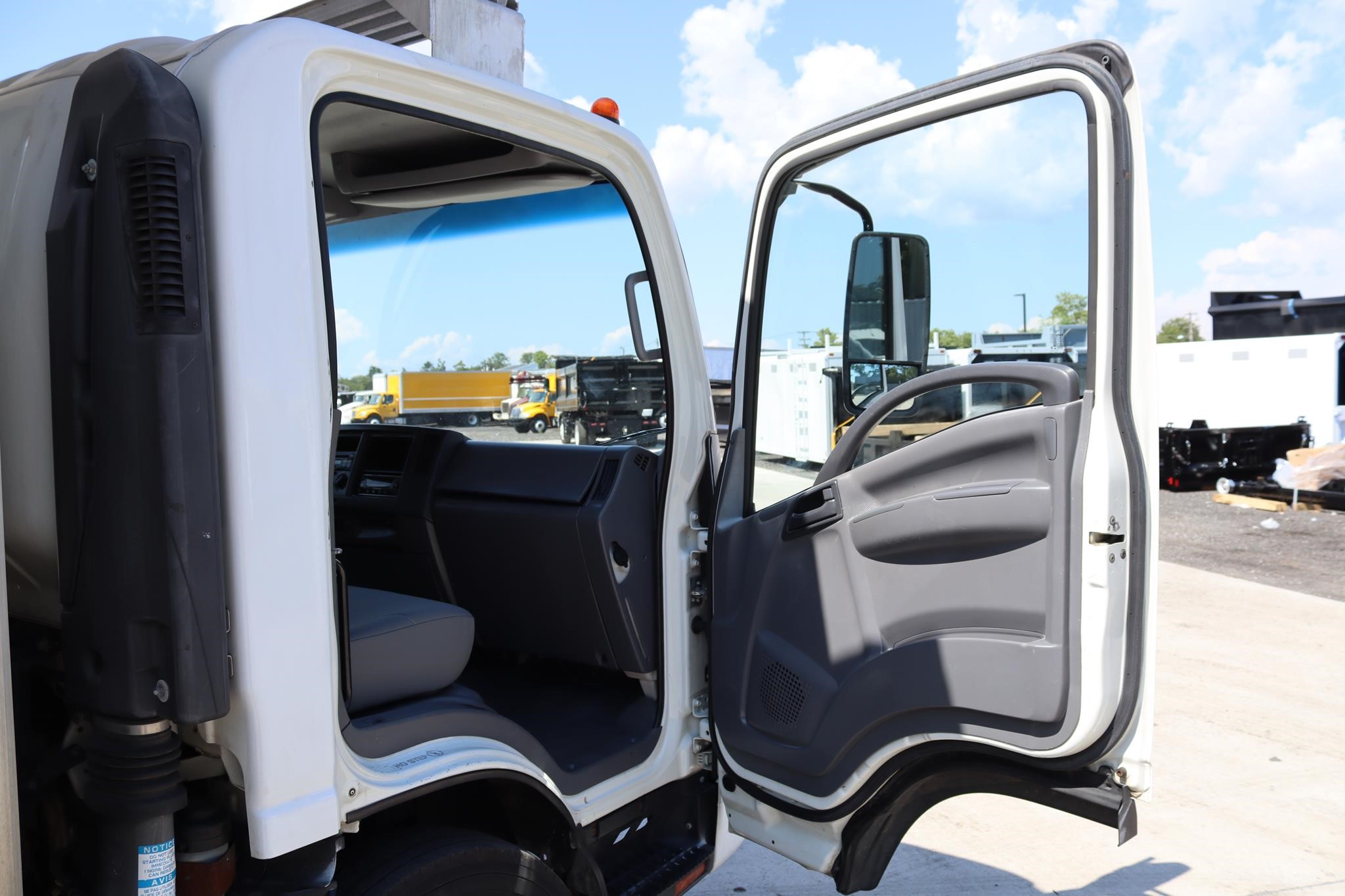 2016 ISUZU NRR 11037160346 2016 ISUZU NRR 11037160346