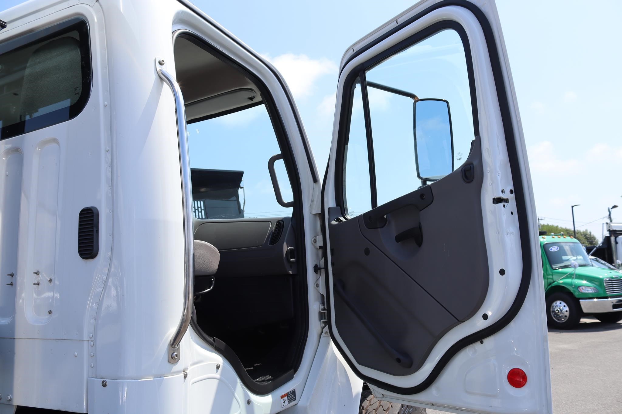 2014 FREIGHTLINER BUSINESS CLASS M2 106 11038176479 2014 FREIGHTLINER BUSINESS CLASS M2 106 11038176479