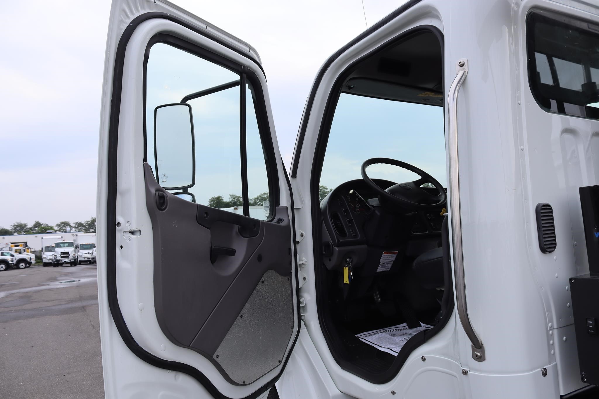2016 FREIGHTLINER BUSINESS CLASS M2 106 11042749417 2016 FREIGHTLINER BUSINESS CLASS M2 106 11042749417