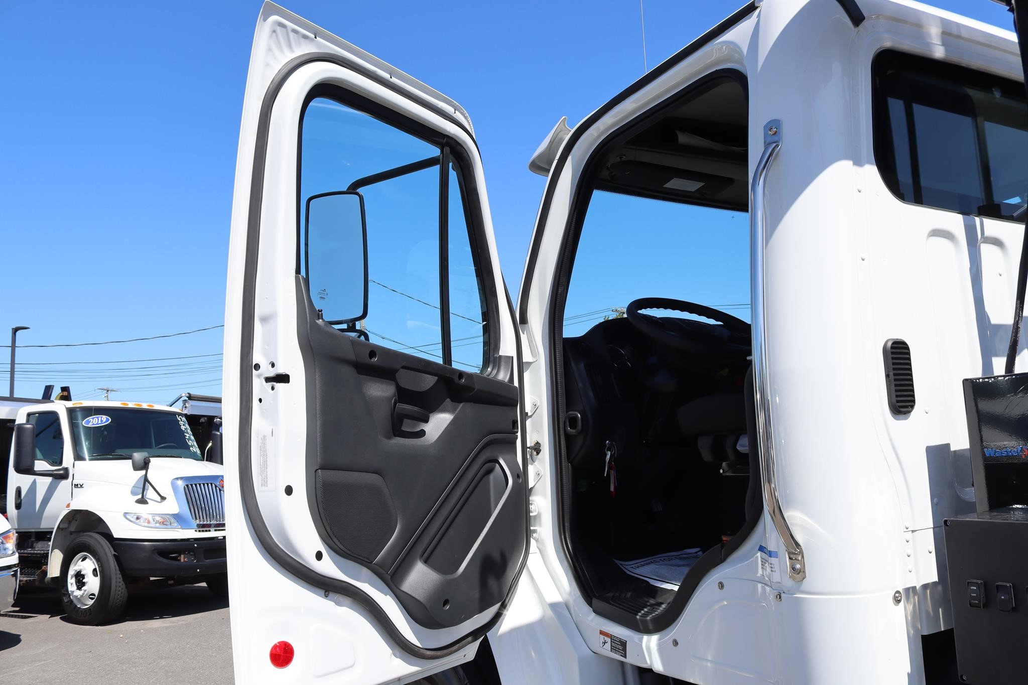 2027 FREIGHTLINER BUSINESS CLASS M2 106 PLUS 11044838424 2027 FREIGHTLINER BUSINESS CLASS M2 106 PLUS 11044838424
