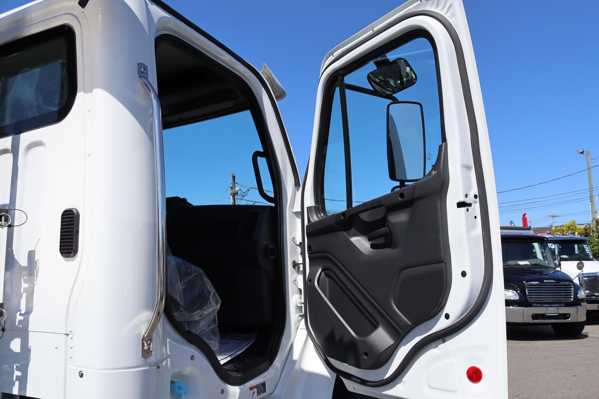 2027 FREIGHTLINER BUSINESS CLASS M2 106 PLUS 11044838645 2027 FREIGHTLINER BUSINESS CLASS M2 106 PLUS 11044838645