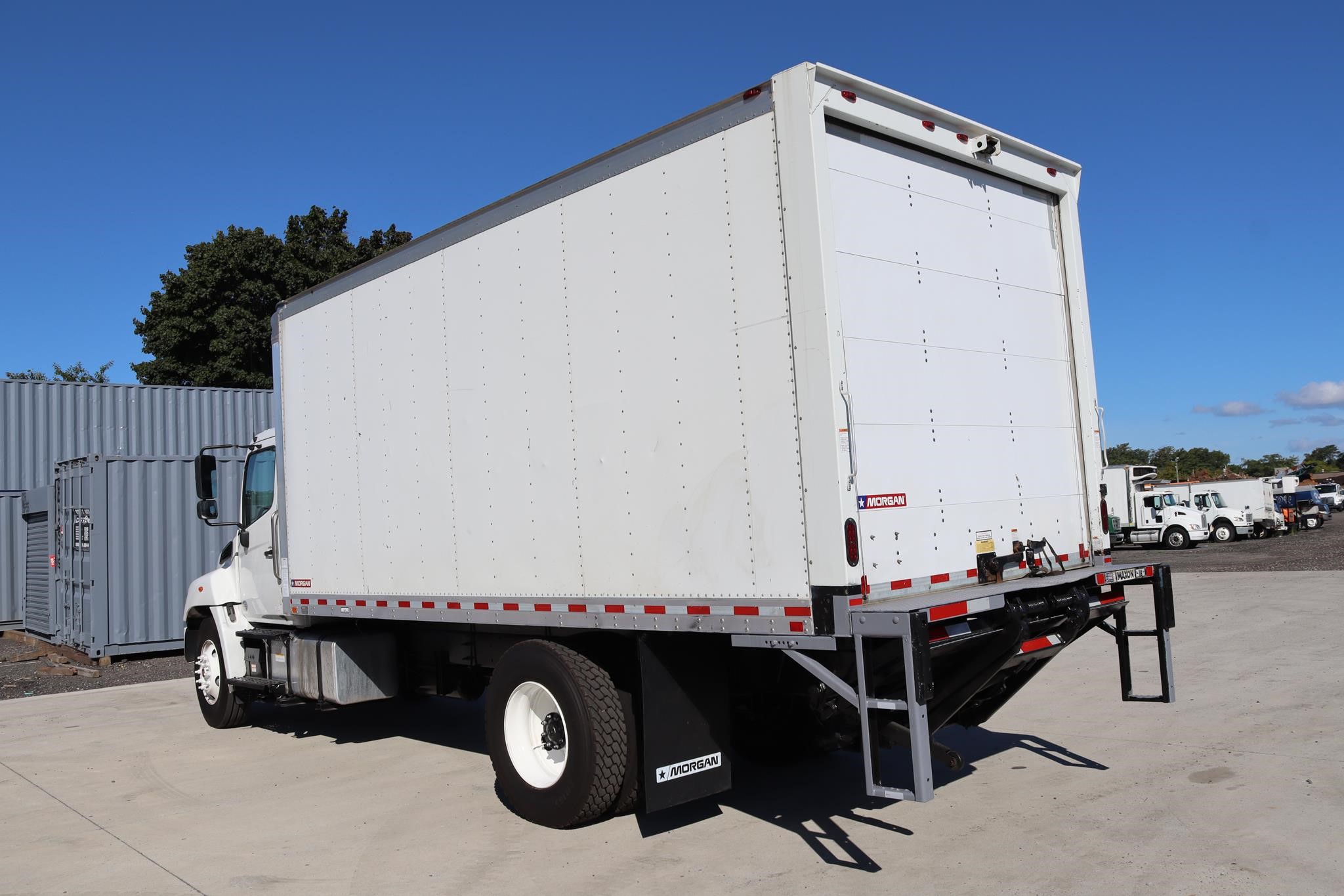 2019 HINO 268 2019 HINO 268 - image 2 of 6