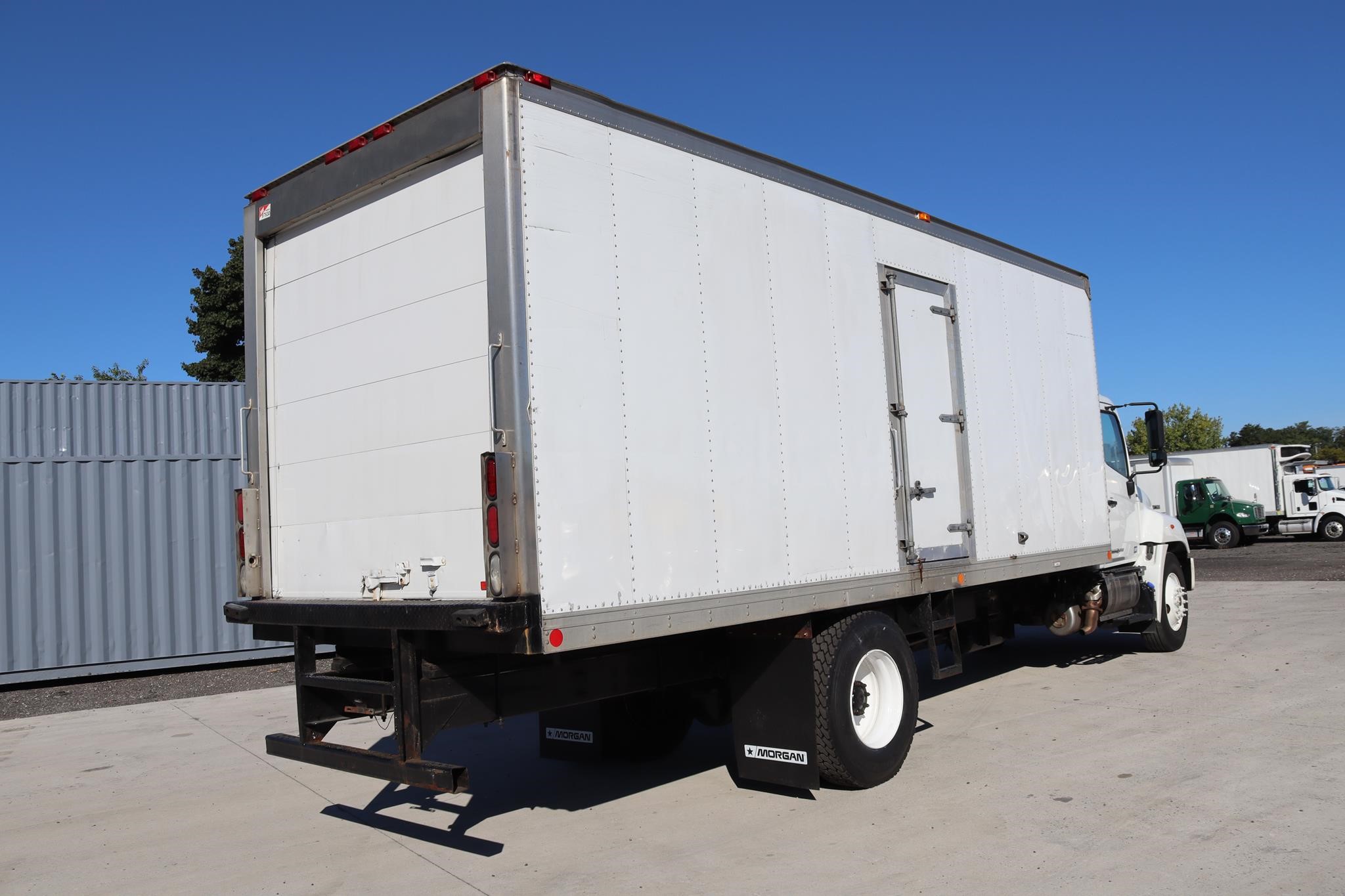 2017 HINO 268 2017 HINO 268 - image 4 of 6